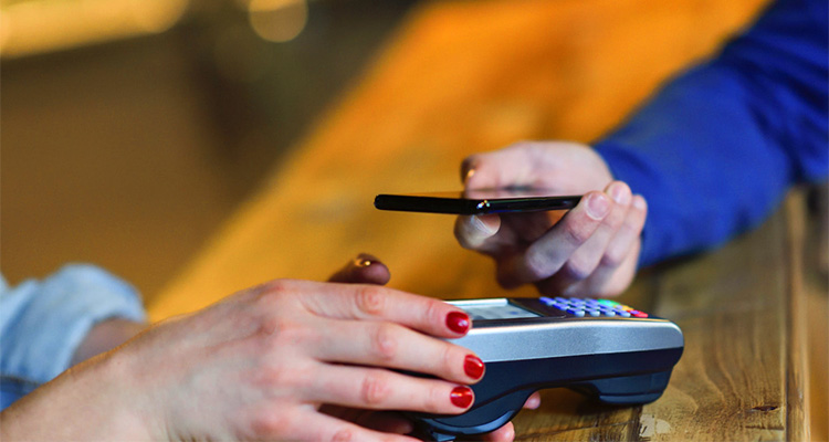 ¿Por qué el teléfono móvil gana terreno como medio de pago favorito?